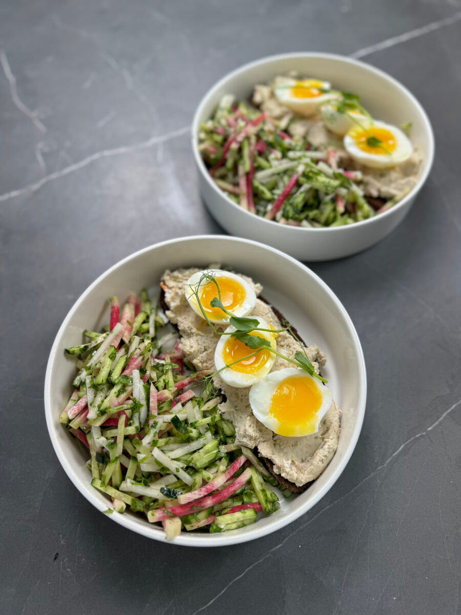 Брускетта с куриным паштетом + салат с редькой и огурцом