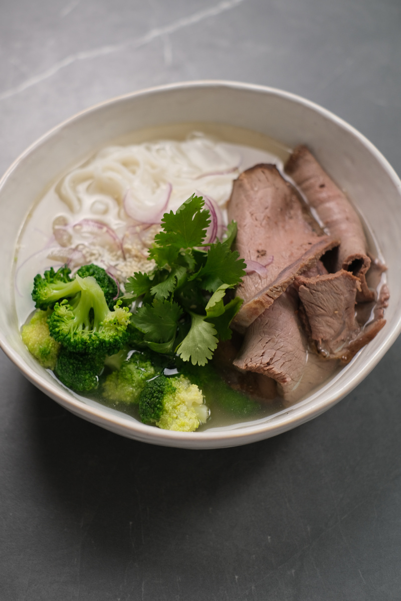 Суп с ростбифом, лапшой и брокколи