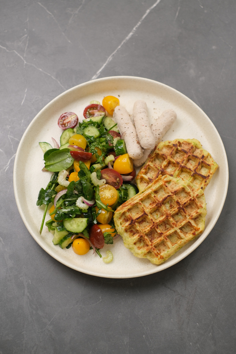 Кабачковые вафли с домашними сосисками и овощным салатом