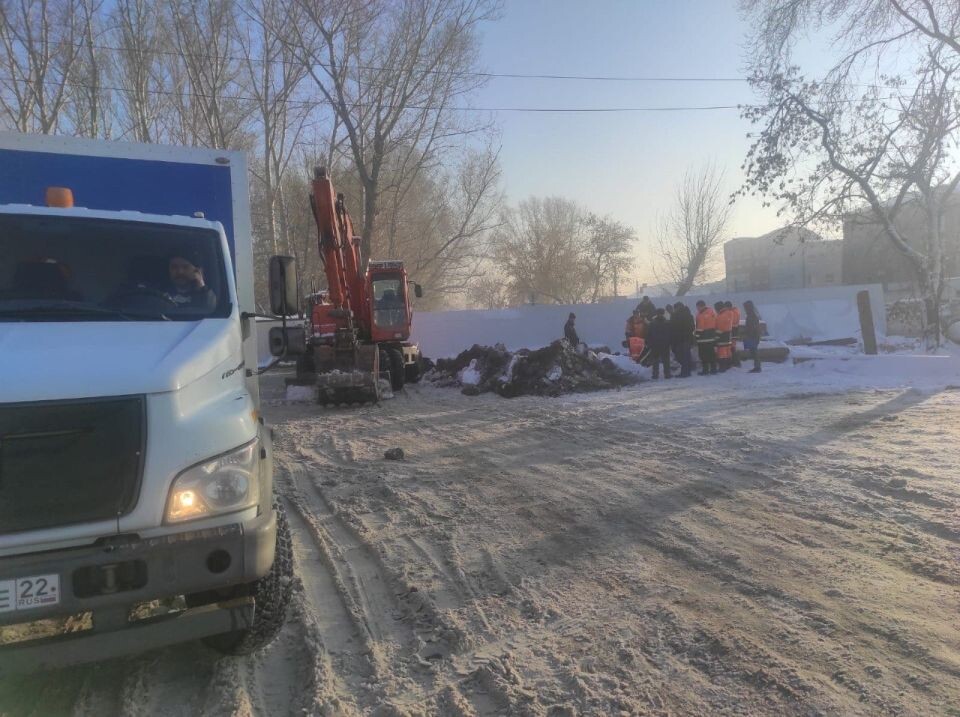    Повреждение на водоводе в Барнауле. Источник: Barnaul.org