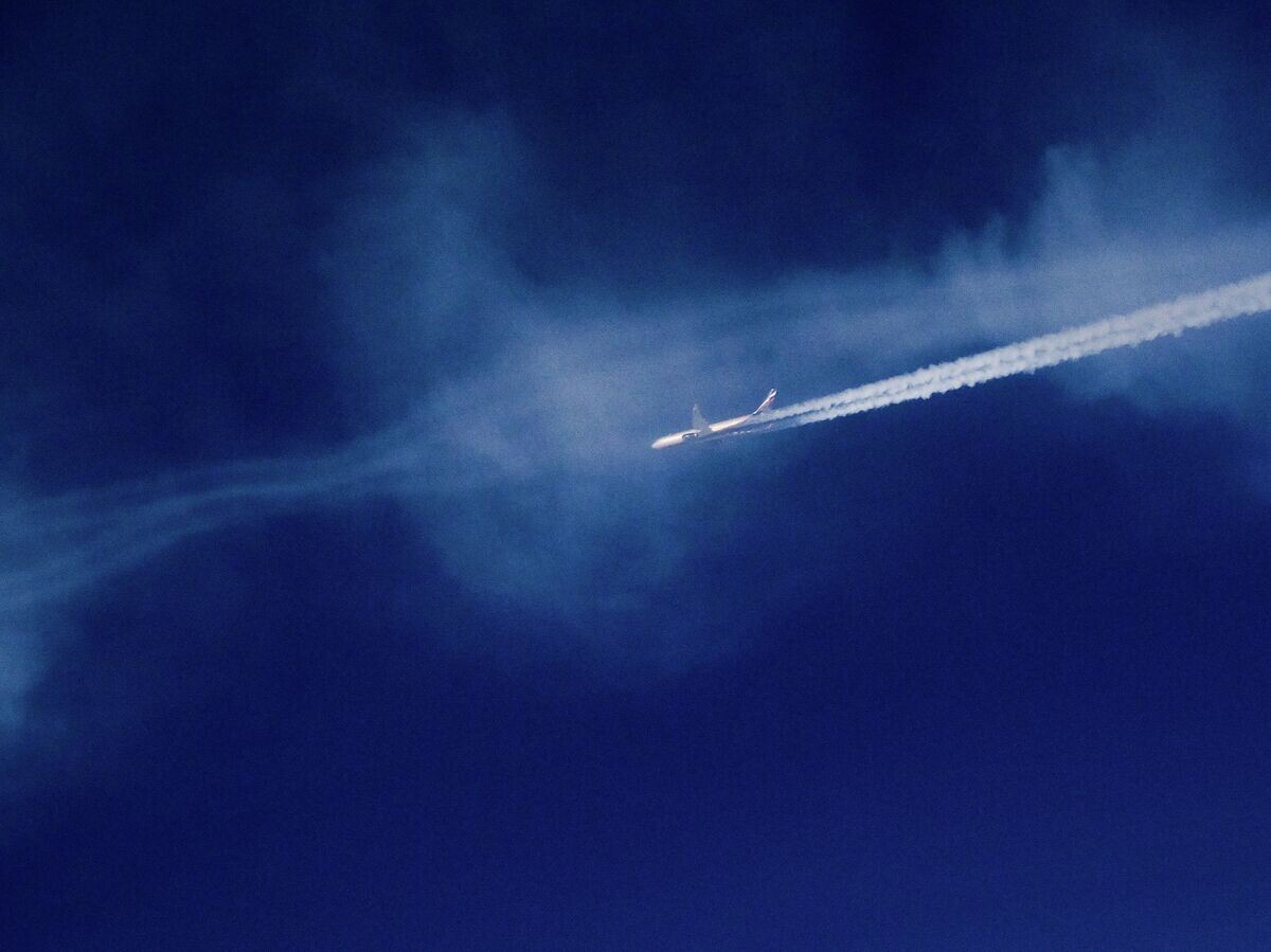    Вид из окна самолета на другой самолет, летящий в небе© РИА Новости / Александр Вильф