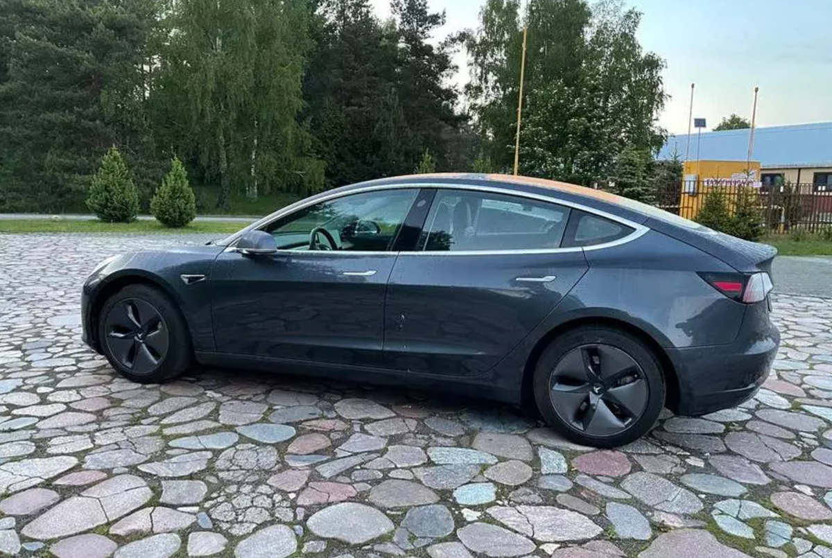 Tesla Model 3 хотя бы выглядит симпатично и не создает своим владельцам дополнительные проблемы, как угловатый Cybertruck с опасной для человека крышкой капота
