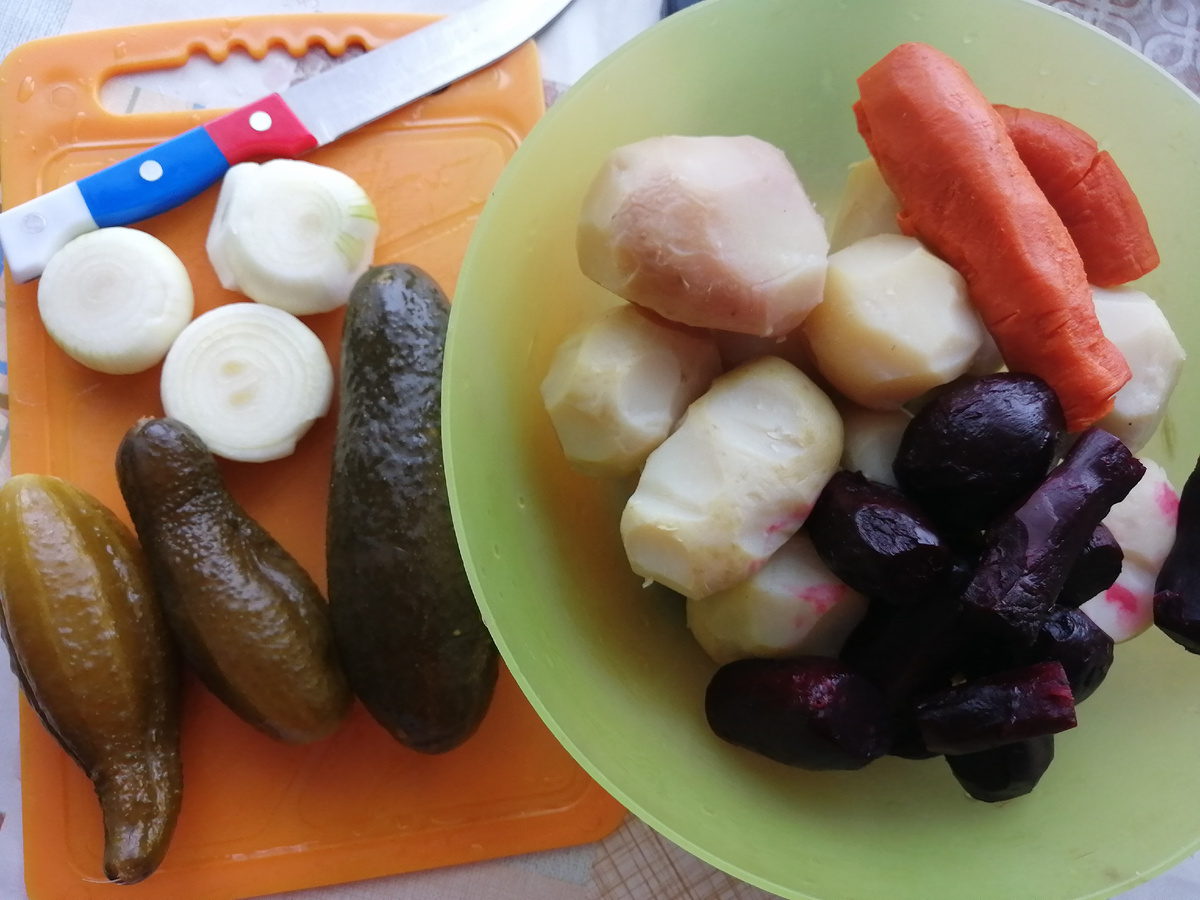 Чищу овощи на винегрет. Свекла мелкая практически на концах. Остатки сварила да сюда и приспособила. 