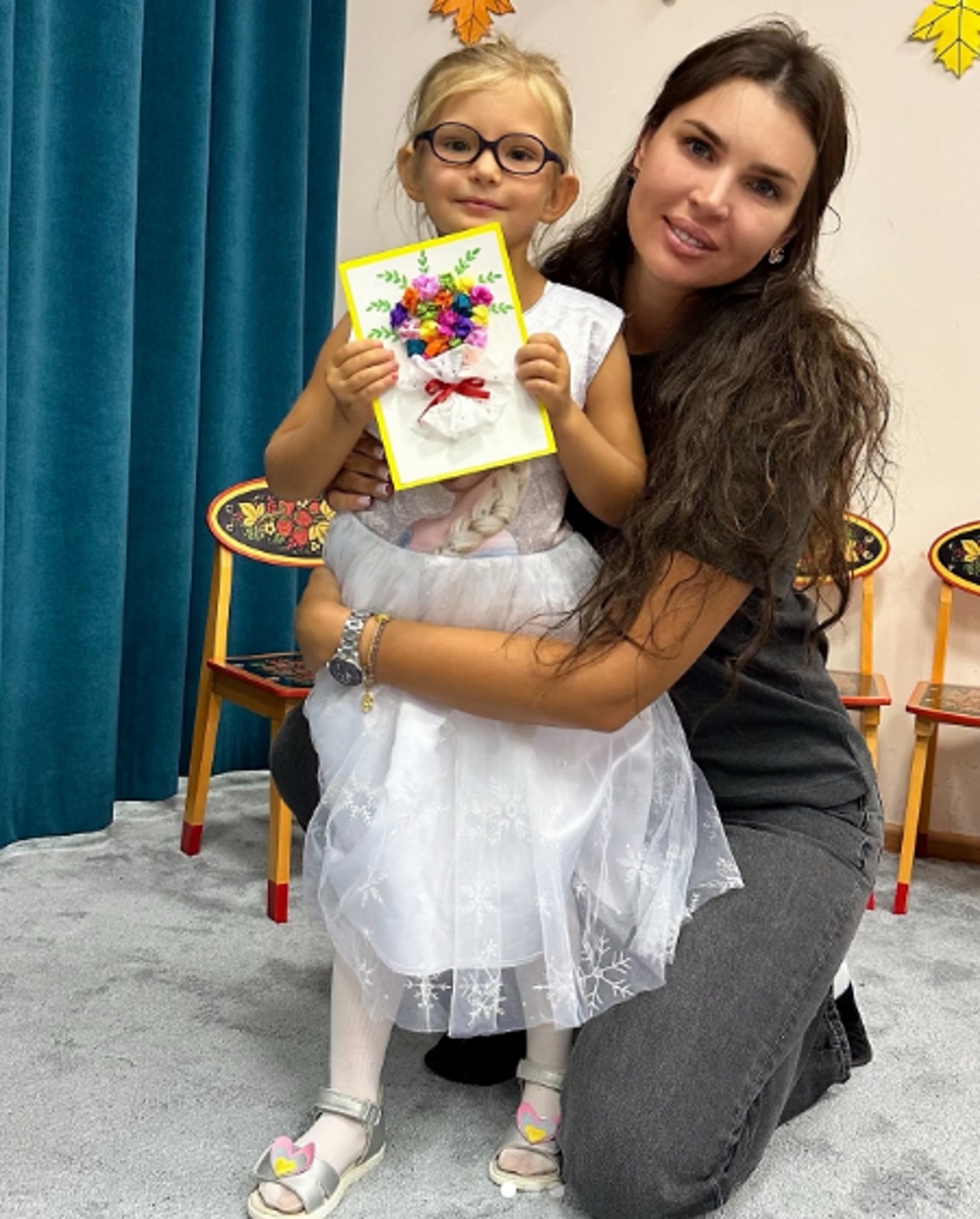 Элла Суханова показала дочку Эвелину в садике на Дне матери. Фото: соцсети