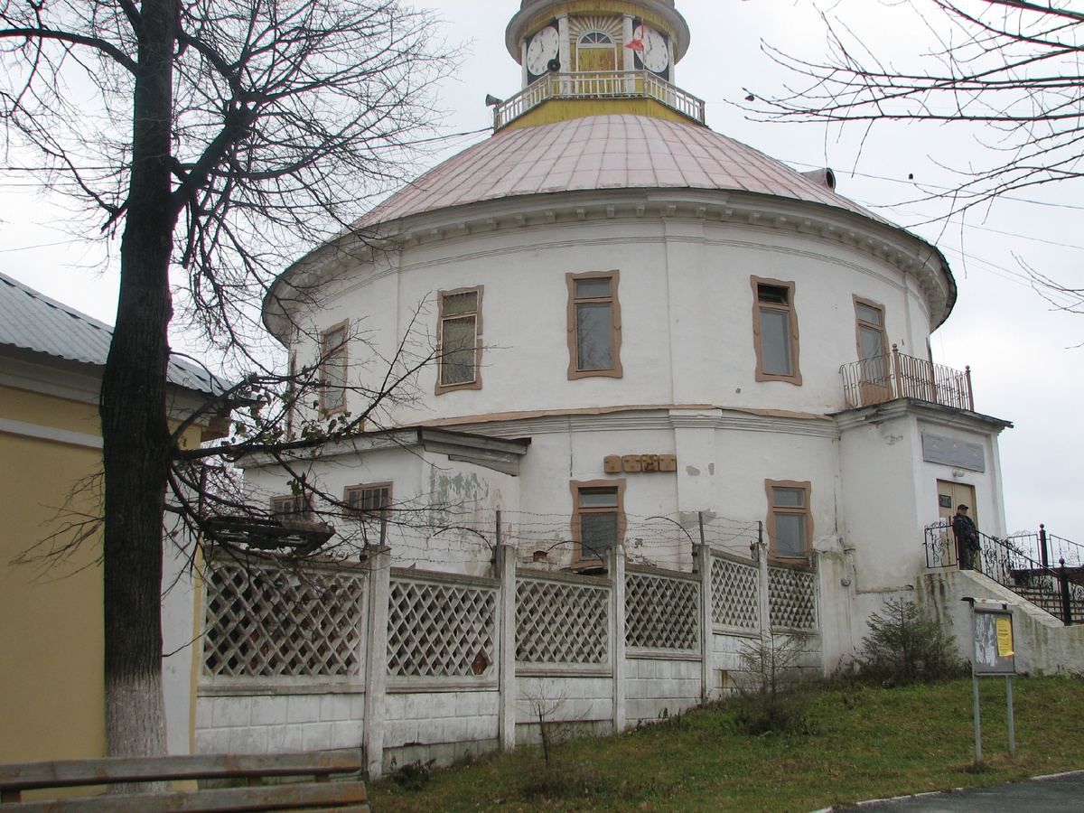 Администрация. Круглое здание - "графинчик". Фото 2006 года