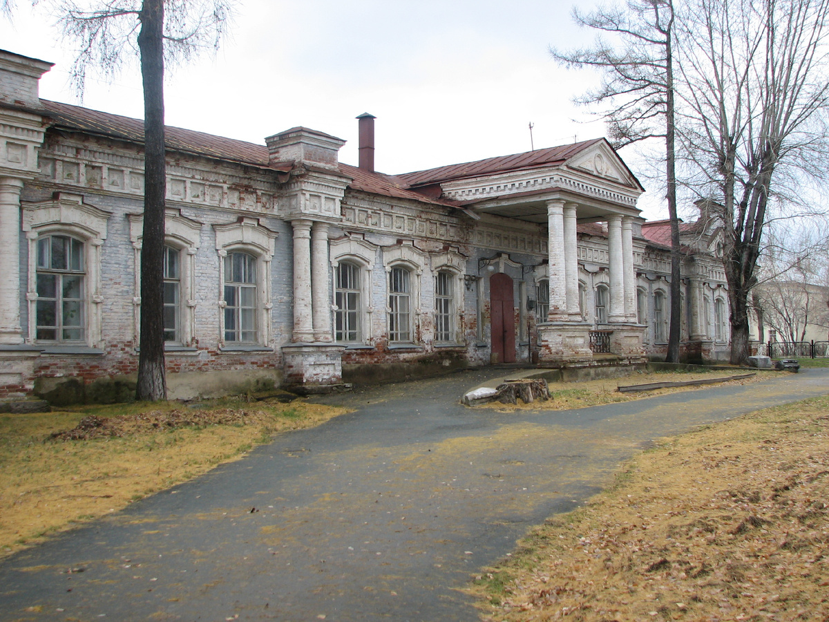 Так здание выглядело в 2006 году, сейчас отремонтировано, это центр доп. образования детей