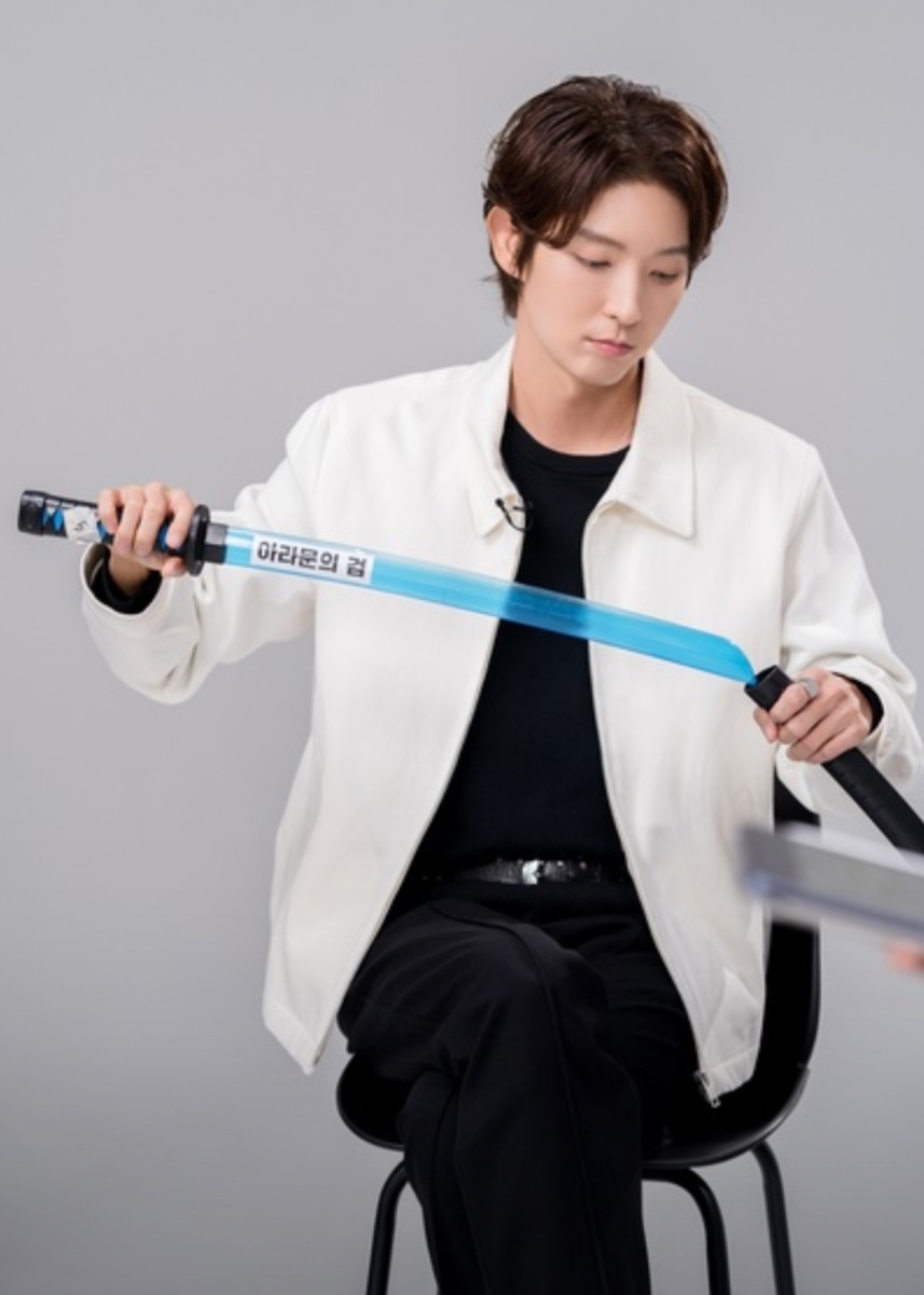 Сосредоточенно убирает в ножны. А то иногда и палка стреляет.