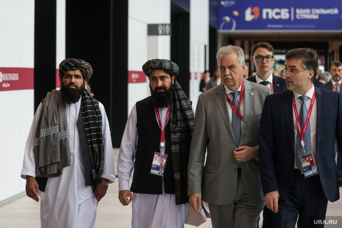 Представители «Талибана»* (слева) на Санкт-Петербургском экономическом форуме 2024. Фото: Владимир Андреев © URA.RU