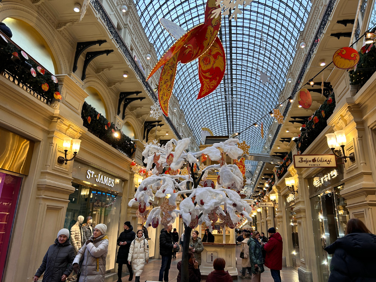 Новогодний ГУМ 2025. Торговые ряды ГУМа в этом году украсили в хохломском стиле. Дети подумали, что организаторы просто забыли убрать часть осеннего декора :) желтый и оранжевый ассоциируется с осенью