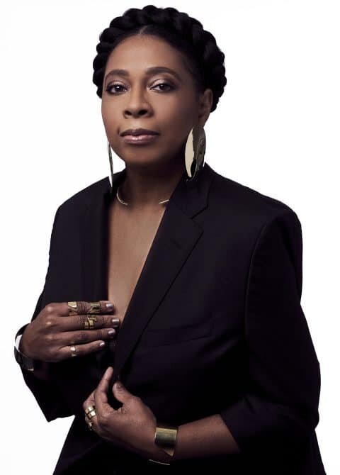 Украшения Лоррейн Уэст можно увидеть в визуальном альбоме Бейонсе «Black Is King» и на таких знаменитостях, как Зендая и Трэйси Эллис Росс, на недавних разворотах журналов, но то, что может показаться мгновенным успехом, на самом деле является результатом двух десятилетий напряженной работы. Фото Алена Симика. Вверху: слева: кольцо и манжета от Лоррейн Уэст (фото Захры Сиддики), серьги и браслеты Jam + Rico (фото Лирик Перес) и кольца и браслет Painkiller от Доминик Рене.