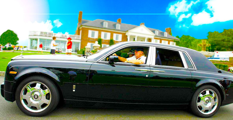 Rolls-Royce Phantom — роскошный авто Трампа с эксклюзивной отделкой и премиум-функциями. За рулём он сам.