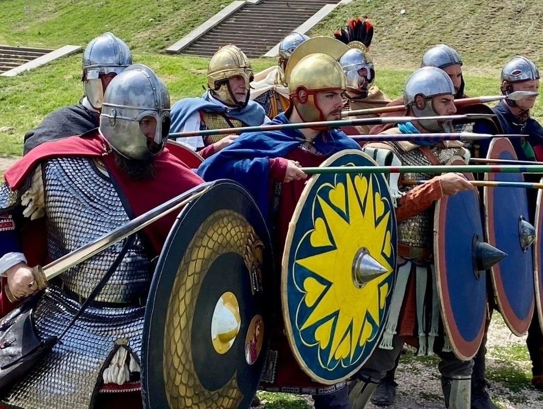 Но только строй спасет тебя от всего зла этог омира.