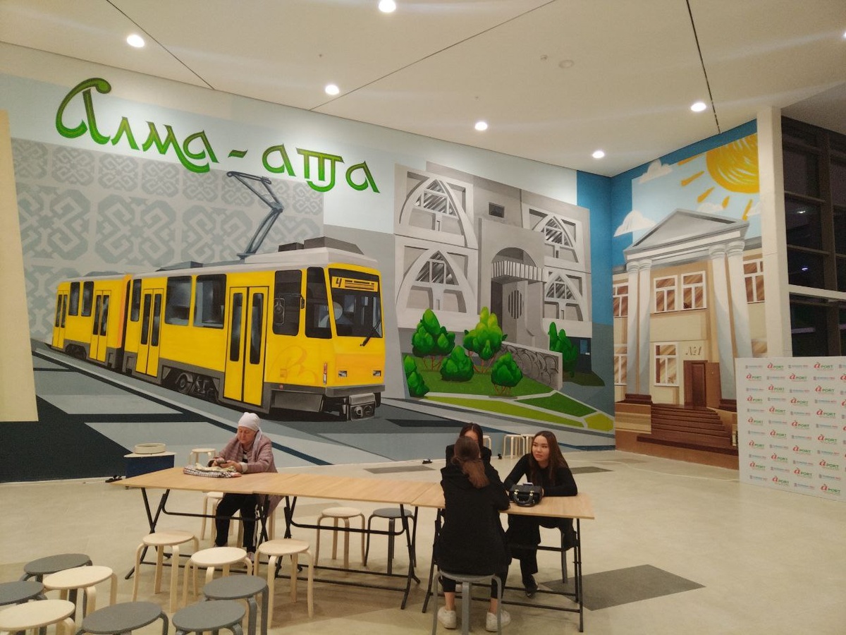 Это панно в ТРЦ "Aport Mall East" было нарисовано, чтобы проиллюстровать память о былом Алма-Аты. Трамвай, правда, уже тот, что ездил по городу в постсоветский период...