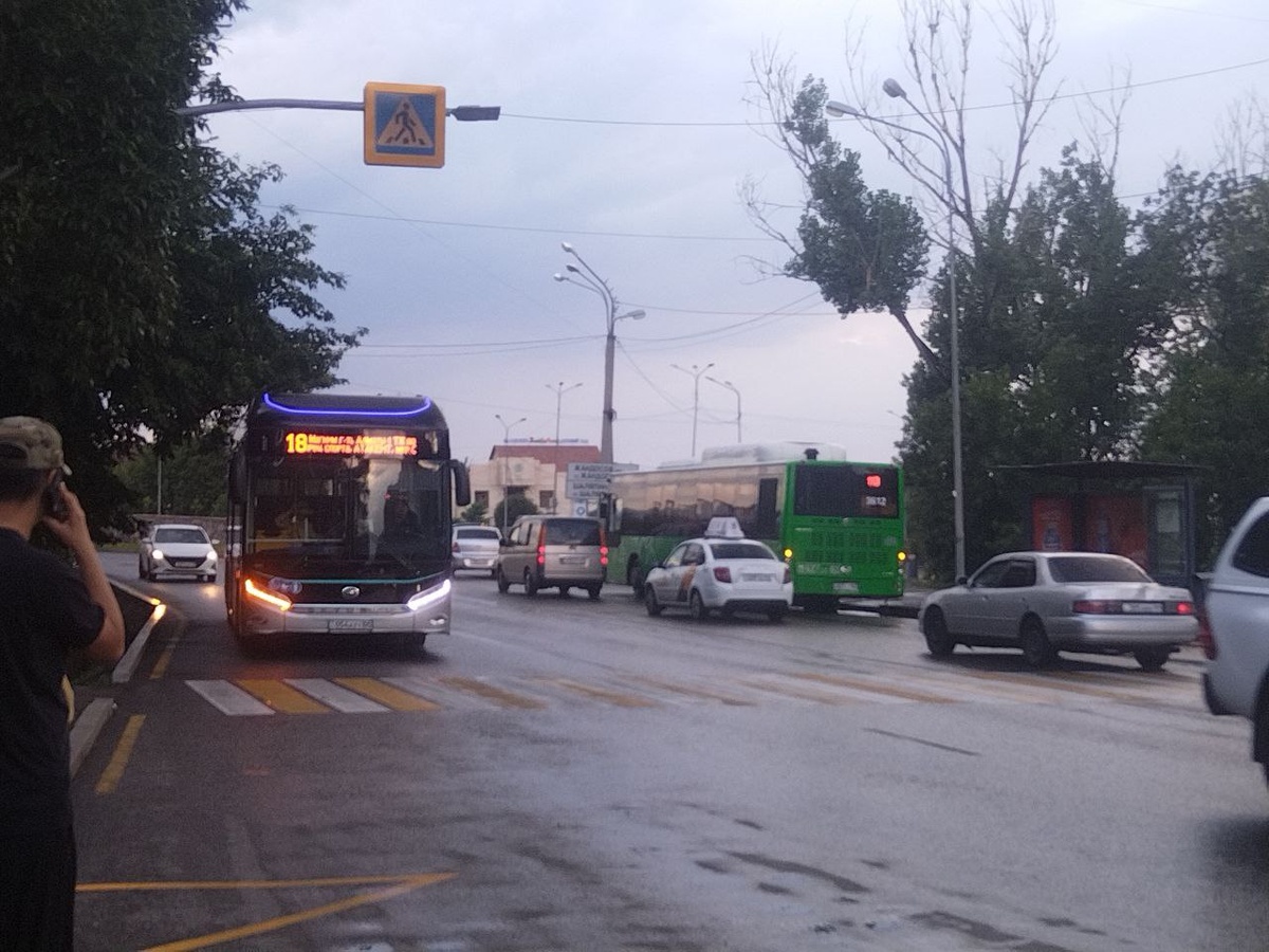 Это единственный электробус теперь во всём городе! А раньше целый 206 маршрут был электробусным…