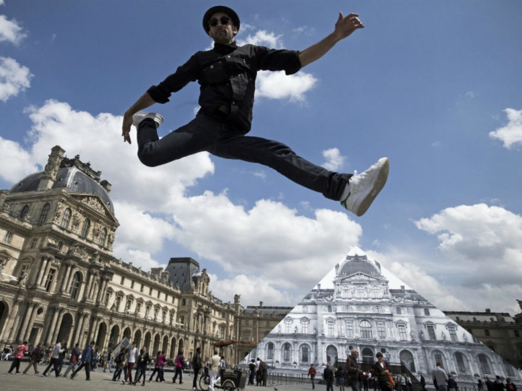 Французский художник JR во дворе Наполеона, Париж, 2016 год.