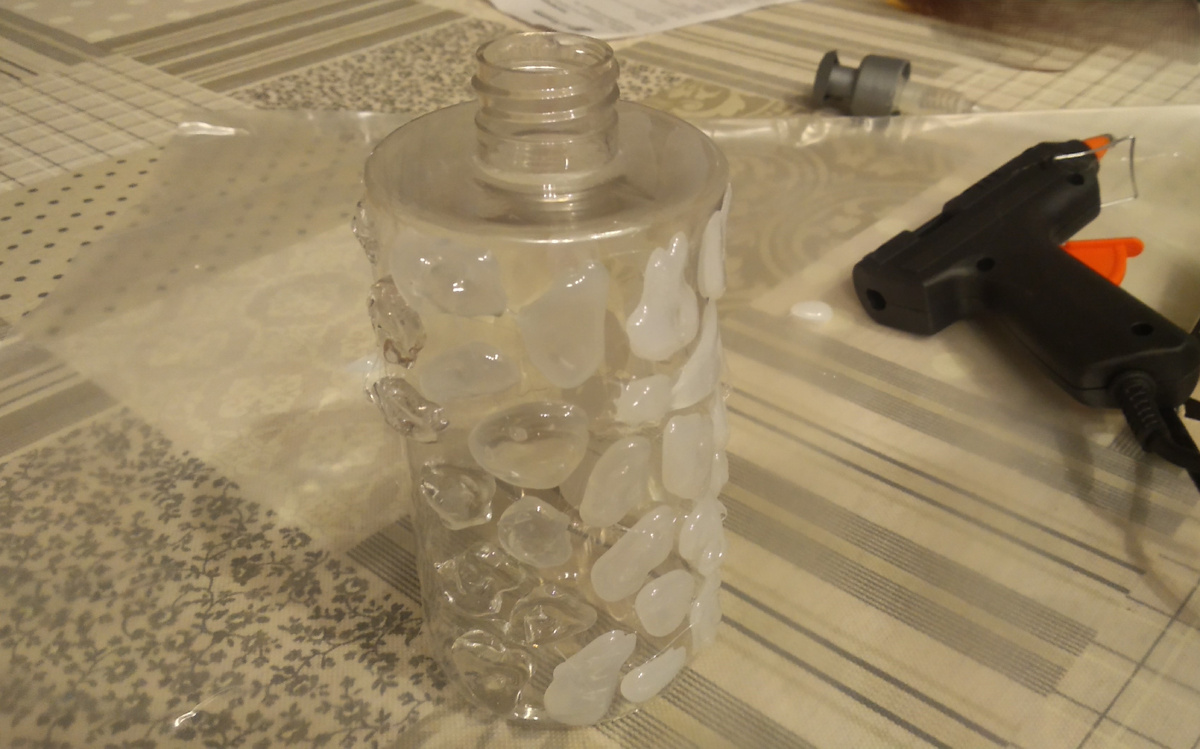 более прозрачные "камешки" - еще не просохший до конца клей