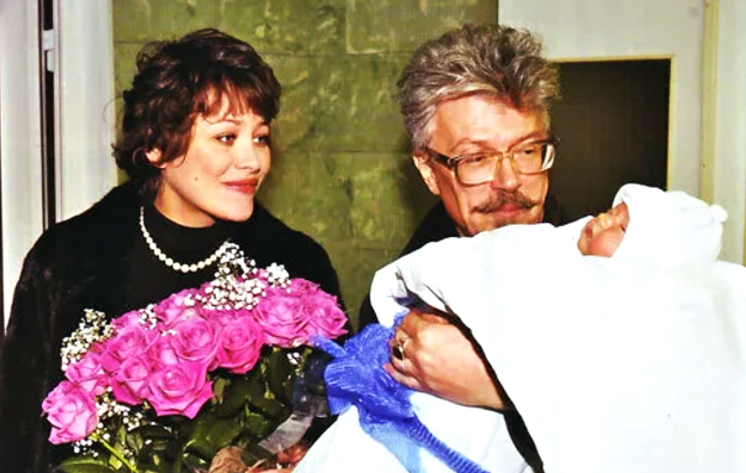 на фото Екатерина Волкова и Эдуард Лимонов с сыном
