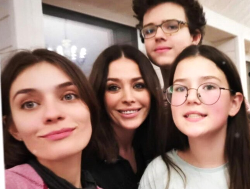 на фото Екатерина Волкова с детьми