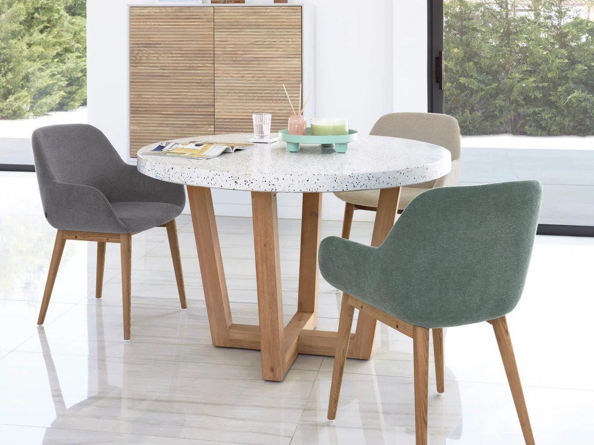 Стулья Konna с ножками из массива (код товара 216870, 216853, 216855)