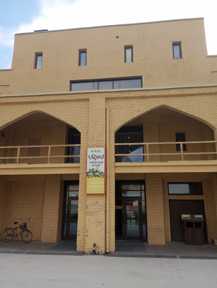 Фасад здания немного обшарпан - это одна из первых гостиниц, построенных в Этномире