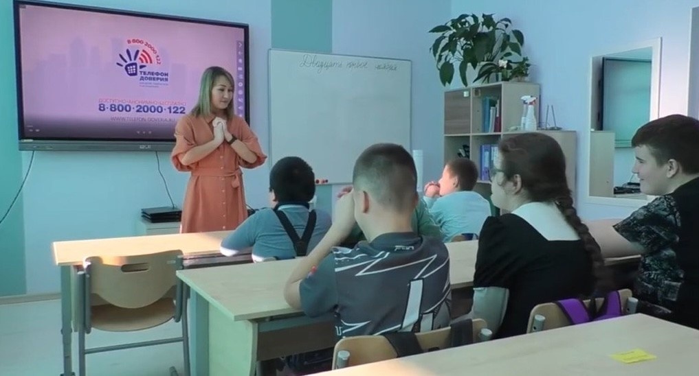 Фото: Ирина Элрика работает с детьми в Центре образования №1 / Из видеосюжета телеканала “Колыма-Плюс”