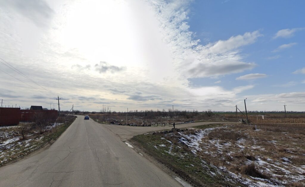    Примерное место расположения будущей базы отдыха. Начало улицы Шевченко в станице Полтавской.