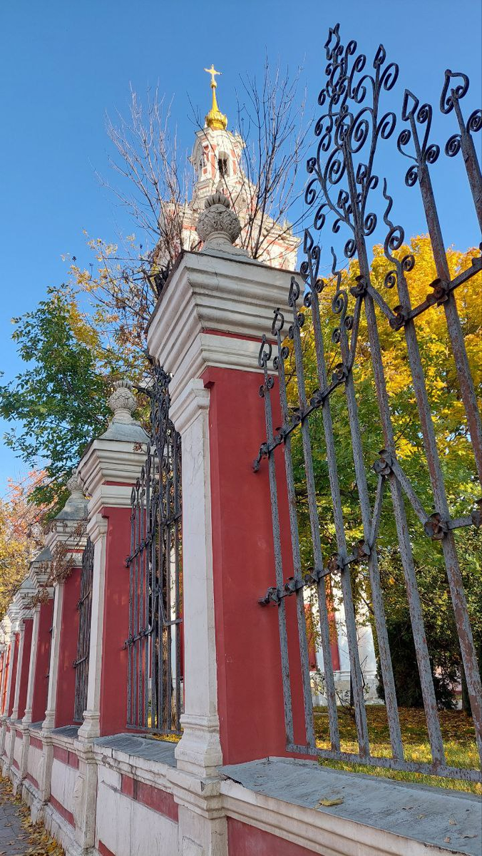 На Старой Басманной улице в Москве, Ограда выполненена на средства заводчика И.Н. Демидова,  ноябрь 2024, фото автора 