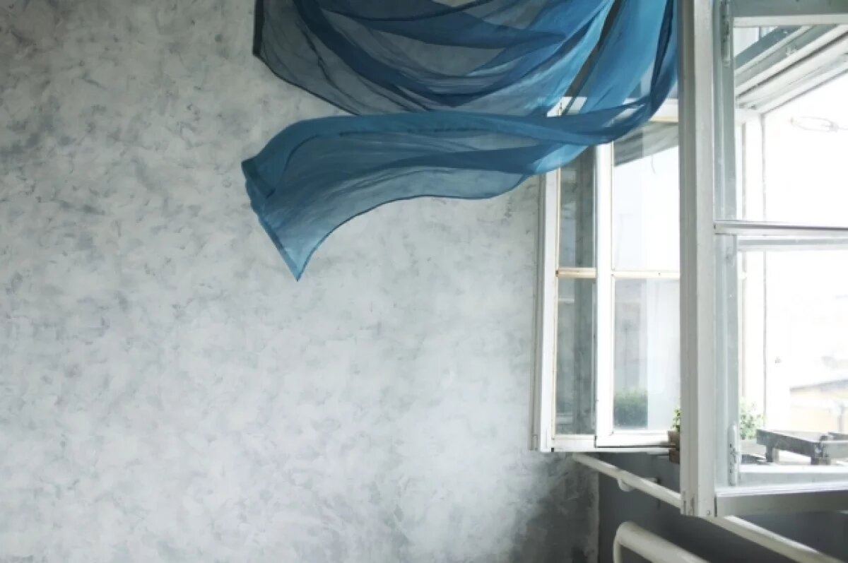    В Петербурге школьница выжила после падения с 13-го этажа