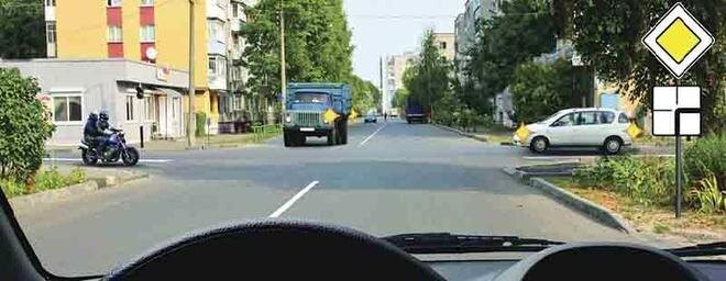 Неравнозначный, нерегулируюемый перекресток