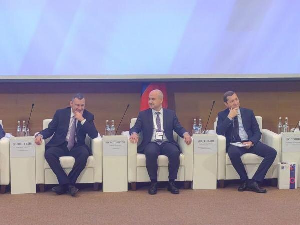 На фо­то (сле­ва нап­ра­во): пред­се­датель ИТ-ко­мите­та Гос­ду­мы РФ Алек­сандр Хин­штейн, ге­нераль­ный ди­рек­тор Angara Security Сер­гей Шер­сто­битов, пер­вый за­мес­ти­тель ди­рек­то­ра ФСТЭК Рос­сии Ви­талий Лю­тиков