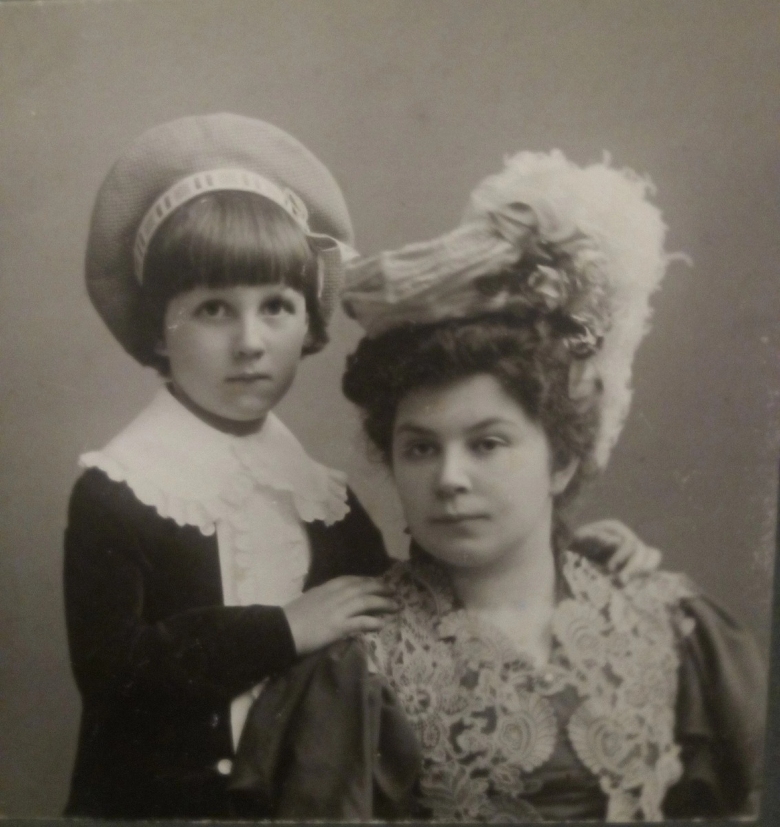 Анатолий Вашков (Беккер) и его мать Надежда Владимировна Вашкова (Беккер), жена Сергея Ивановича Вашкова. 