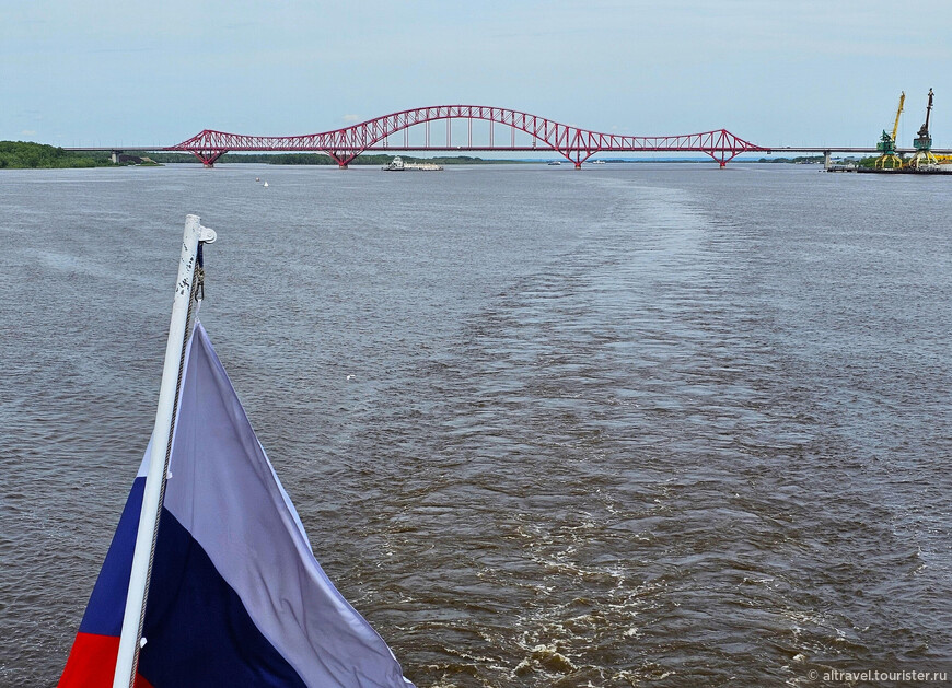 Приближаясь к Ханты-Мансийску со стороны Оби, первым делом замечаешь необычный мост, получивший название «Красный дракон» и открытый в 2004 году © Андрей Л.