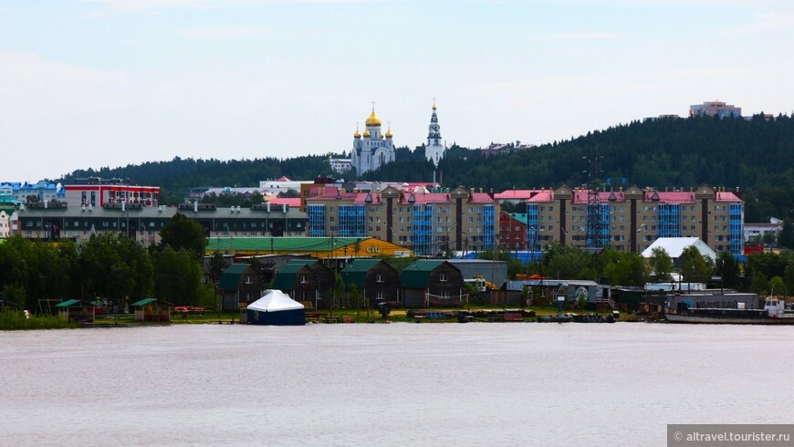 Перед мостом уже видны многоэтажки северной — основной части Ханты-Мансийска. На фоне лесистого склона Самаровского чугаса возвышаются купола Воскресенского собора © Андрей Л.