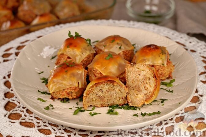 фарш куриный, яйца, сыр фета, сыр пармезан, сыр плавленый, панировочные сухари, перец чили, травы итальянские сушёные, чеснок, масло растительное, масло сливочное, соль, перец чёрный молотый