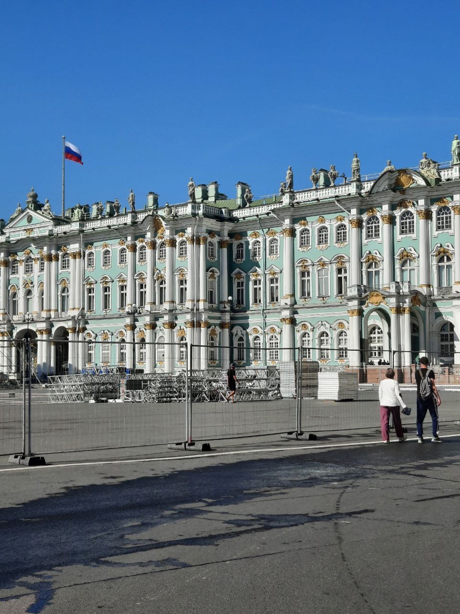 Около Зимнего дворца. Санкт-Петербург. Фото из личного архива