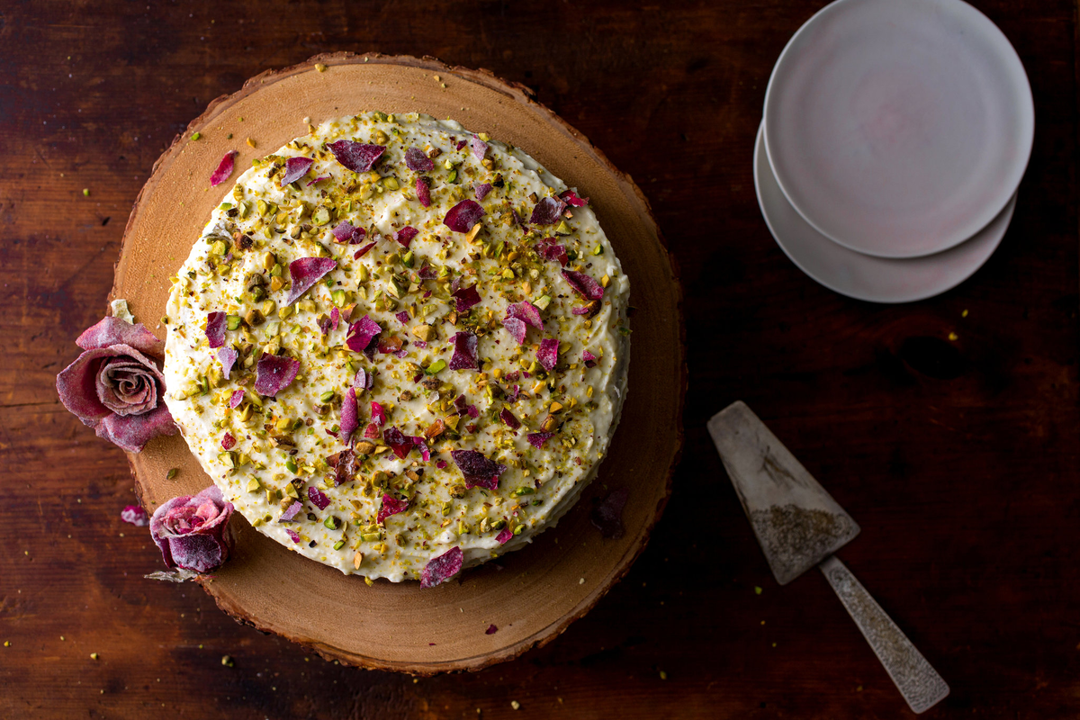 Многослойный торт с кремом из рикотты и маскарпоне, пропитанный ароматами кардамона и розовой воды 
