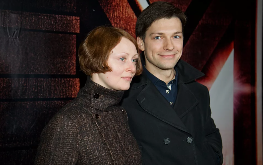 на фото Даниил Страхов с женой Марией 