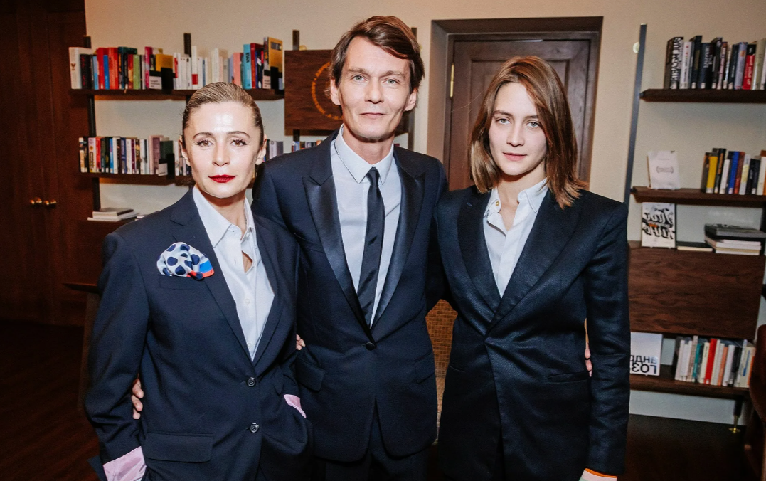 на фото Филипп Янковский и Оксана Фандера с дочерью 