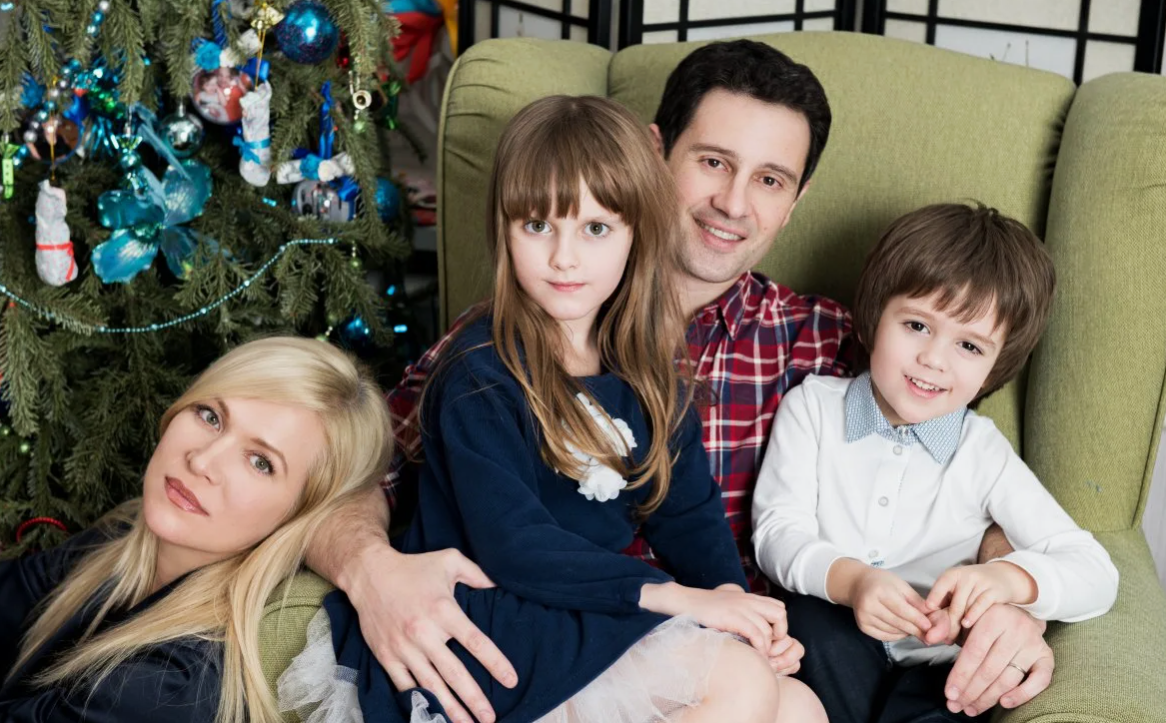 на фото Антон Макарский и Виктория Моррозова с детьми 