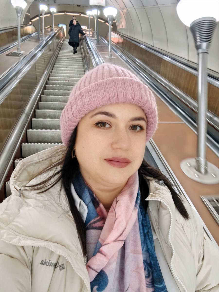 Это я спускаюсь в метро на днях