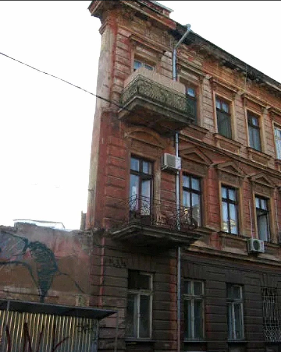 Жилой дом-стенка в Одессе. Фото мое. 2012 год