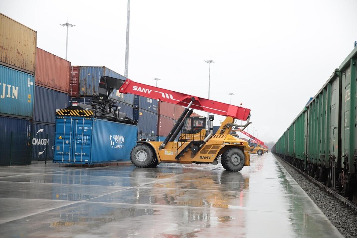 © Министерство транспорта РФ / mintrans.gov.ru (В создание мультимодального современного транспортно-логистического центра «Уральский» вложили 12 млрд руб.  «Сухой порт», как отмечается, станет крупнейшим подобным объектом в России. Базовая площадка «Сухого порта» разместится в районе аэропорта «Кольцово», к востоку от Челябинского тракта)