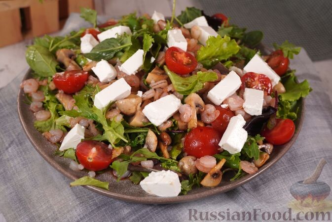 креветки, помидоры черри, шампиньоны, сыр фета, листья салата, чеснок, масло растительное, масло сливочное, соус соевый, соль, перец чёрный молотый