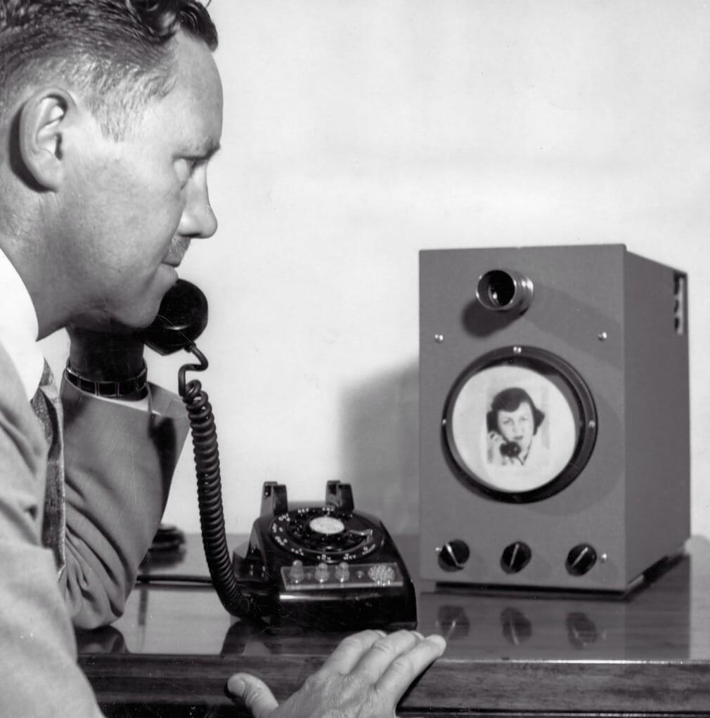 Инновации часто подпитываются мечтами, и очевидно, что изобретатель этого видеофона имел представление о том, в каком направлении будут развиваться технологии будущего.