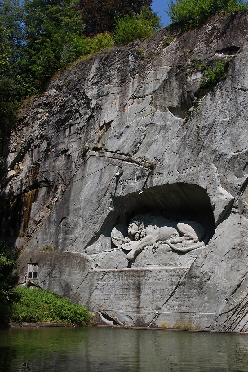 "Умирающий Лев" - памятник погибшим при защите Тюильри бойцам швейцарской гвардии, в 1821 году вырубленный в скале рядом с Люцерном в Швейцарии