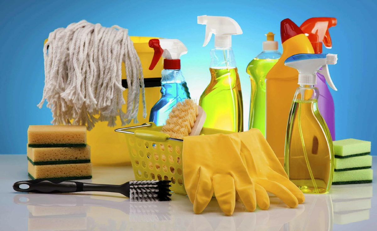 Отношение к бытовой химии, как и к любому другому аспекту нашей жизни, может быть разным. Рассмотрим основные пункты о пользе и вреде бытовой химии:

Польза бытовой химии:
Эффективность:
Современные средства способны быстро и эффективно справляться с загрязнениями, делая уборку легче и менее трудоемкой.
Уничтожение микробов и бактерий:
Многие чистящие и дезинфицирующие средства помогают уничтожать патогенные микроорганизмы, что важно для поддержания гигиеничности в доме.
Способы очистки:
Бытовая химия предоставляет широкий выбор средств для разных типов поверхностей (для стёкол, плитки, тканей и т.д.), что позволяет обеспечить качественный уход за домом.
Сохранение времени:
С помощью специализированных средств уборка становится быстрее, что экономит время и усилия.
Запах и освежение:
Многие продукты имеют приятные ароматы, которые помогают освежить воздух в помещениях.