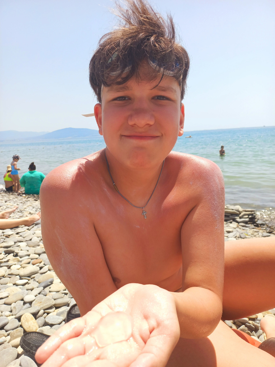 Летом 2024 впервые поборол свой страх и взял в руки медузу.  Маааленькую, но всё же! 