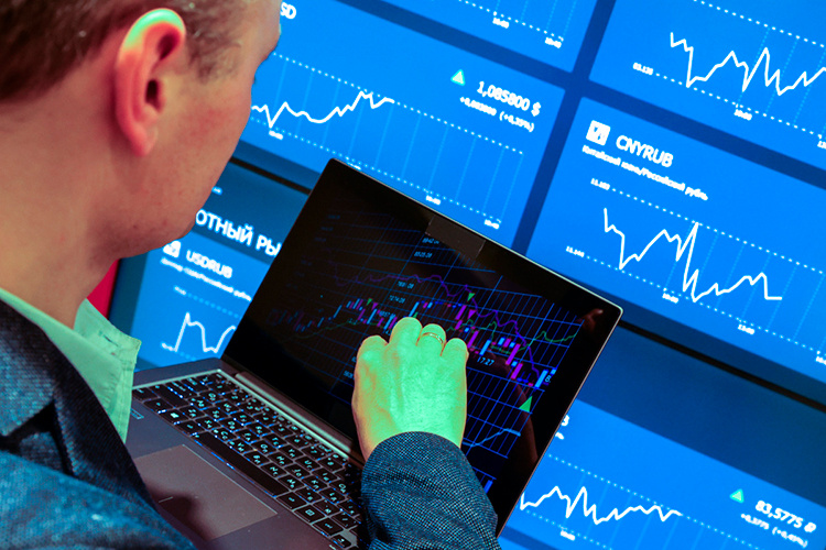    Доллар за 105 рублей — это внешний шок или нет?.   
Фото: «БИЗНЕС Online»