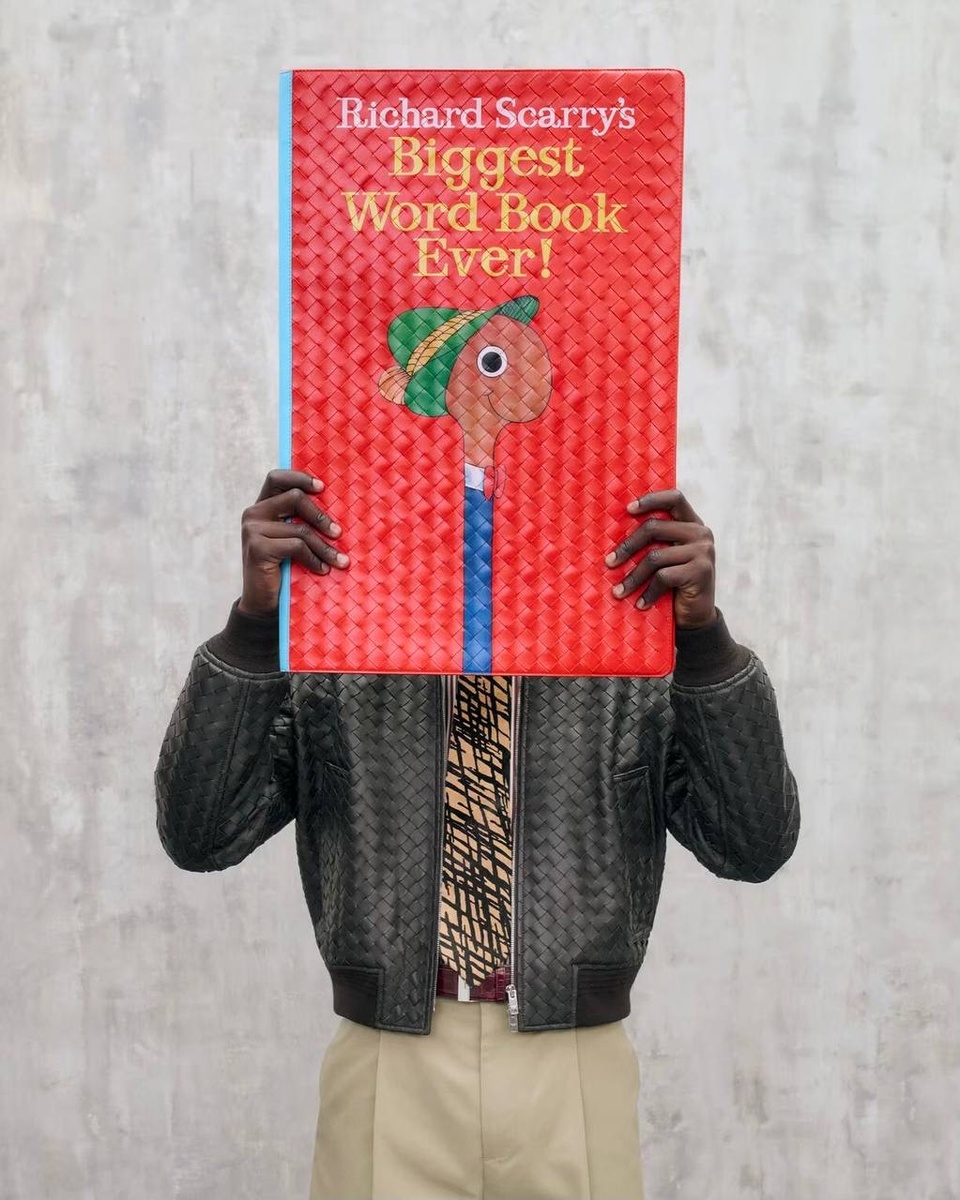 Bottega Veneta представил коллекционное издание детской книги Ричарда Скарри «Самая большая книга слов» в кожаной плетёной обложке за $3800 