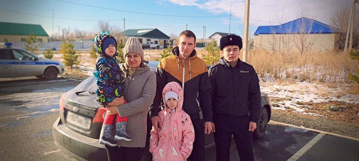    Застряли на трассе: Участковый из Домбаровского района помог семье из Башкирии